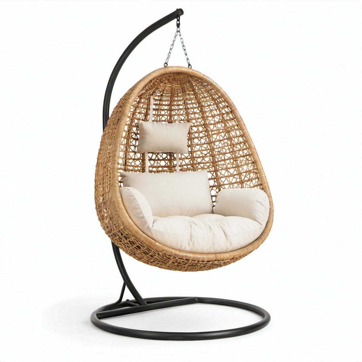 Poltrona sospesa a uovo in rattan sintetico marrone naturale con supporto nero e cuscini crema, 105 × 105 × 195 cm